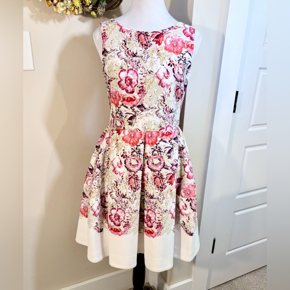 JUST TAYLOR Scuba Floral Pleated
Fit-and-Flare Dress w/ Pockets Sz 2🧡 - Picture 2 of 11